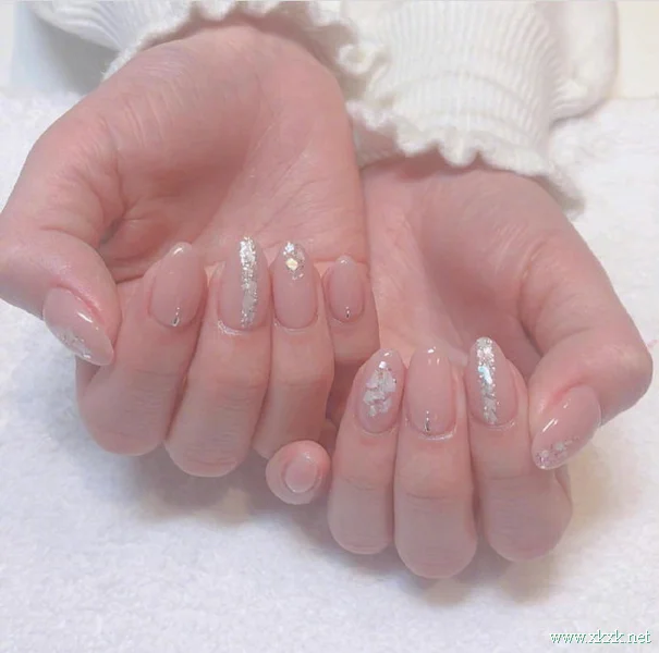 粉嫩可爱少女感十足的裸粉色系美甲 