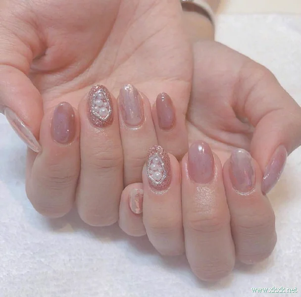 粉嫩可爱少女感十足的裸粉色系美甲 