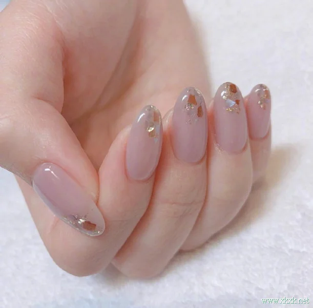 粉嫩可爱少女感十足的裸粉色系美甲 