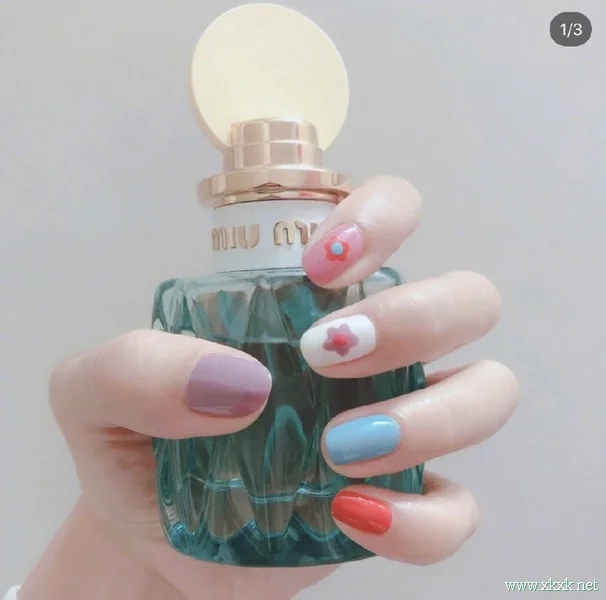 色彩斑斓的泫雅风美甲图案