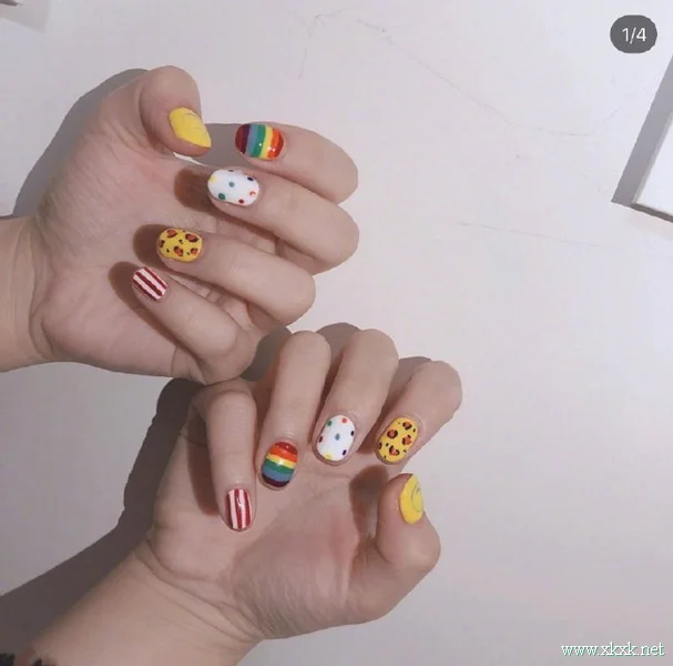 色彩斑斓的泫雅风美甲图案