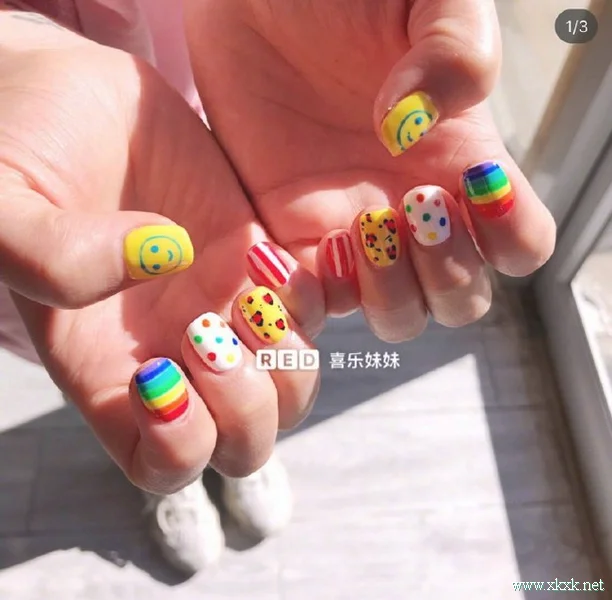 色彩斑斓的泫雅风美甲图案