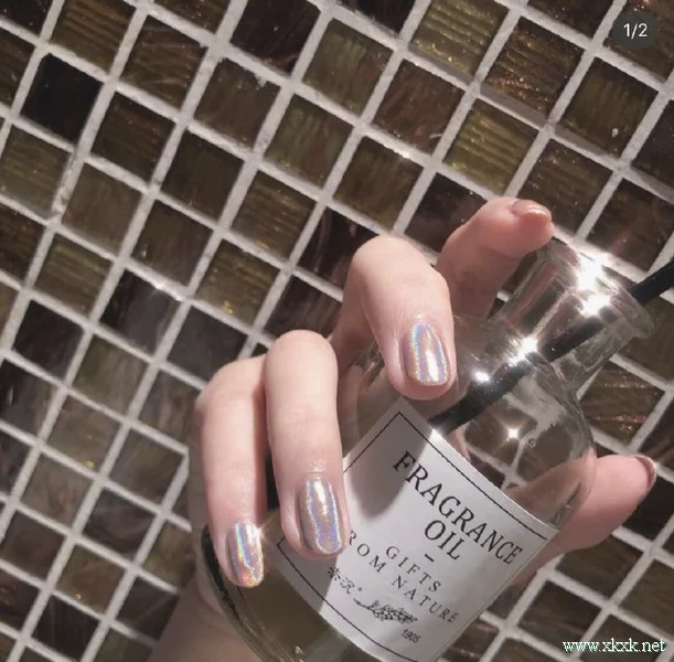 又酷又甜的镭射美甲，绝美的彩虹色