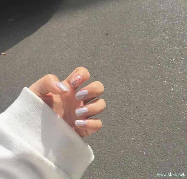 又酷又甜的镭射美甲，绝美的彩虹色