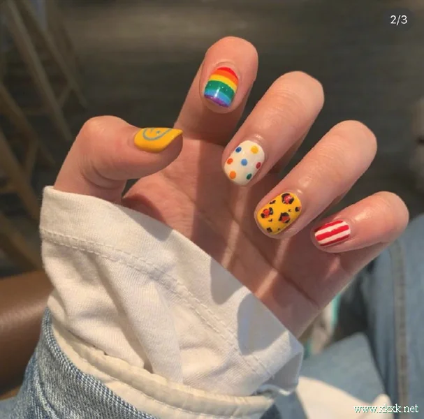 色彩斑斓的泫雅风美甲图案