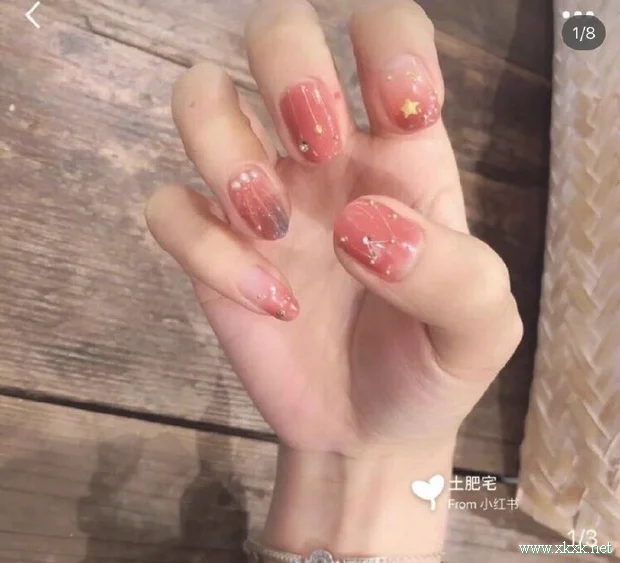 温柔日常的裸粉色系春季美甲图片