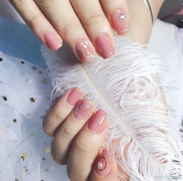 温柔日常的裸粉色系春季美甲图片