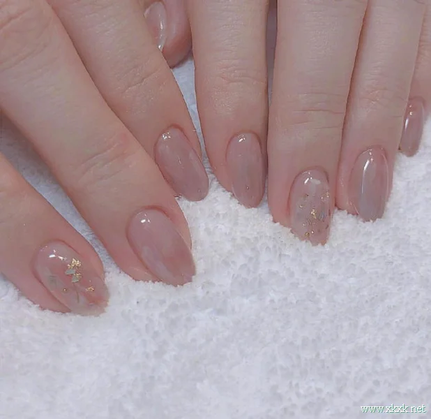 粉嫩可爱少女感十足的裸粉色系美甲 