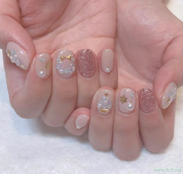 粉嫩可爱少女感十足的裸粉色系美甲 