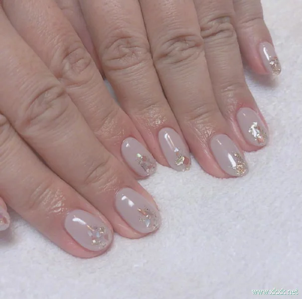 粉嫩可爱少女感十足的裸粉色系美甲 