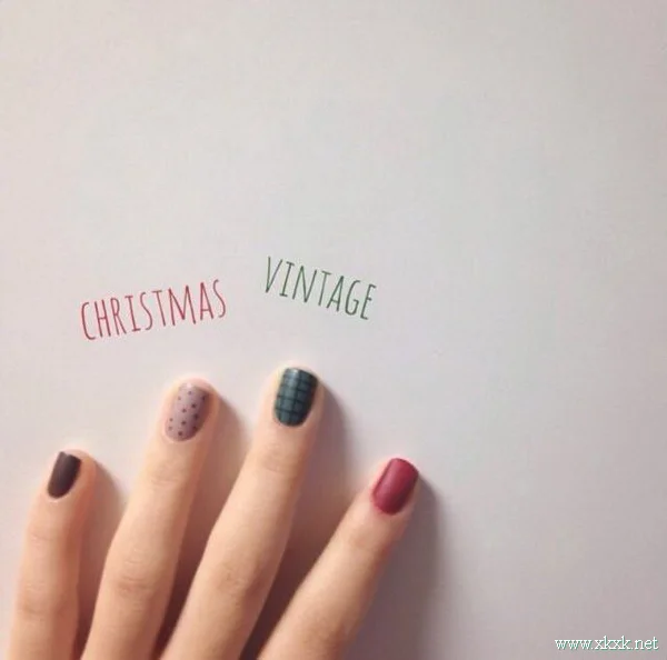 简单干净的春季跳色美甲图片