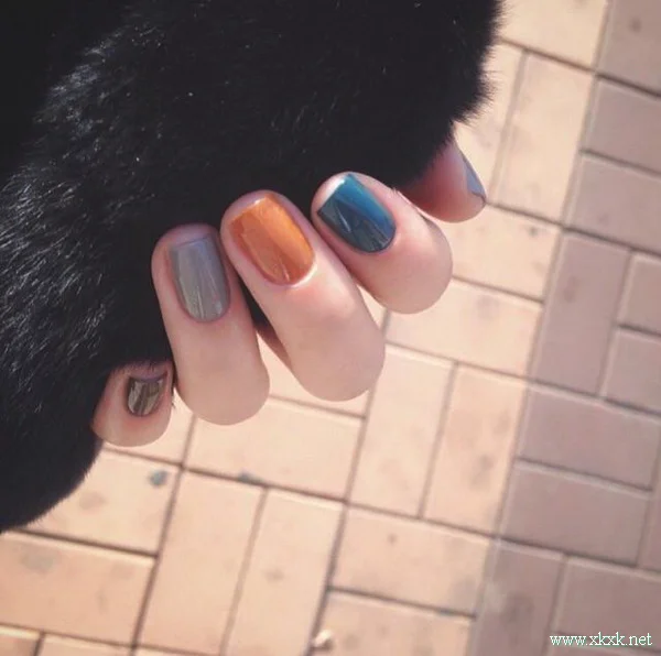 简单干净的春季跳色美甲图片