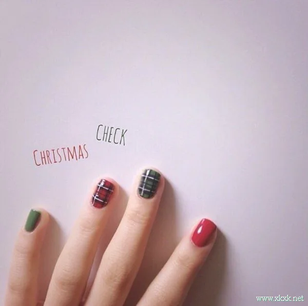 简单干净的春季跳色美甲图片