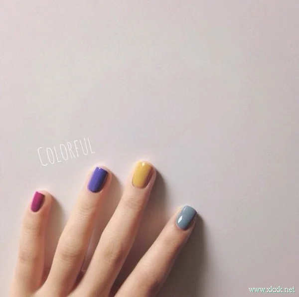 简单干净的春季跳色美甲图片