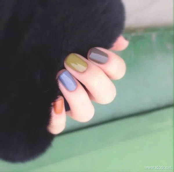 简单干净的春季跳色美甲图片