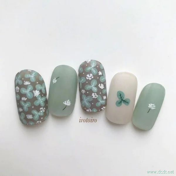 可爱秋日冷色系手绘美甲图片