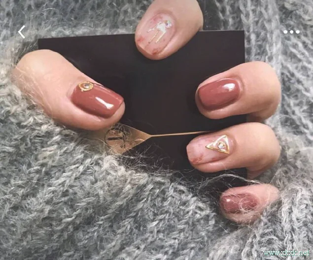 秋季气质感美甲图案推荐，这九款你要看看！