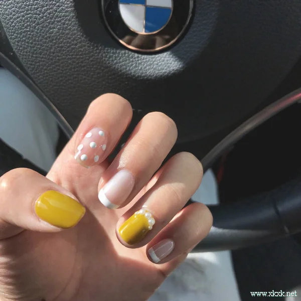 2019夏天的美甲流行彩色系