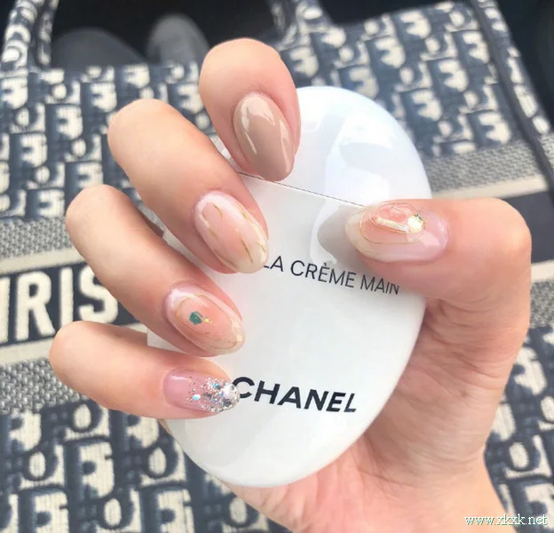 2019夏天的美甲流行彩色系