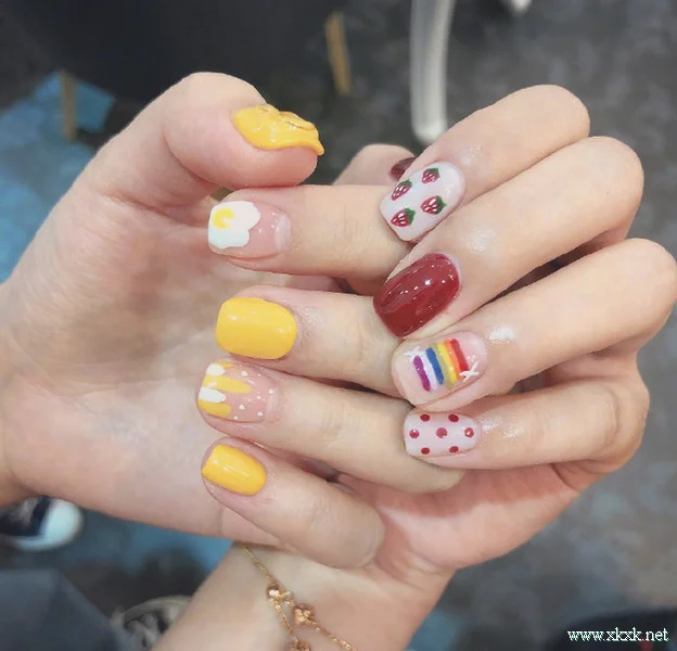 2019夏天的美甲流行彩色系