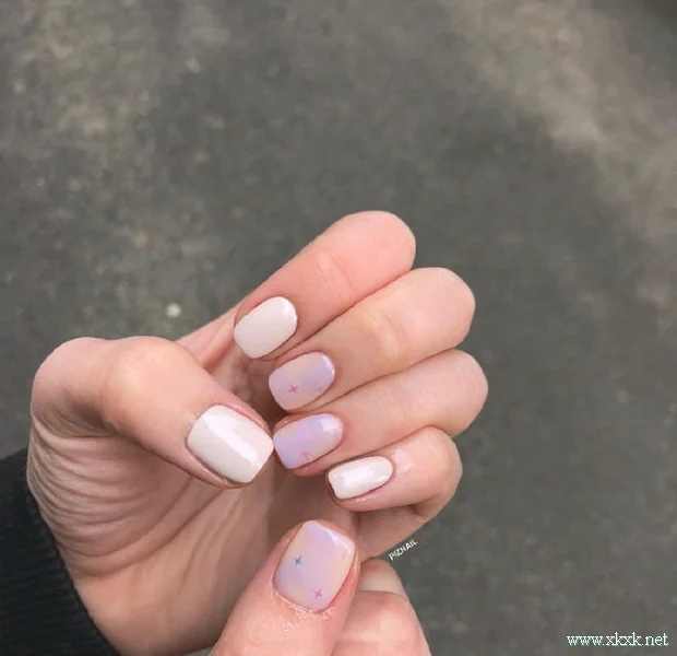 简单清爽的米白色美甲图片