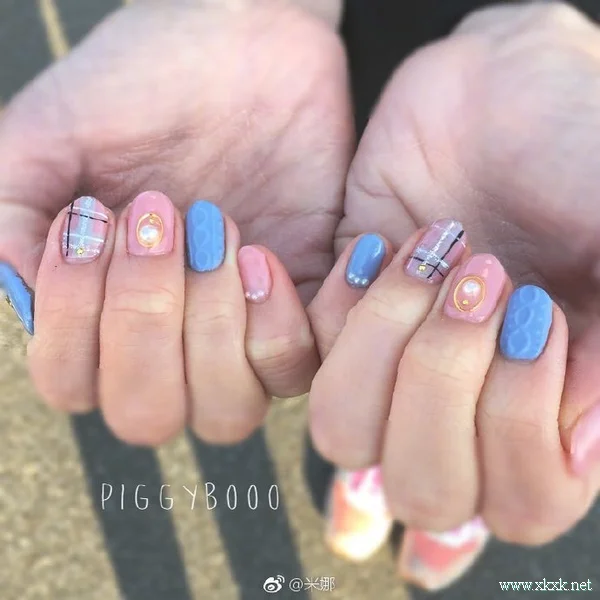 一组甜美风格的格纹美甲图案