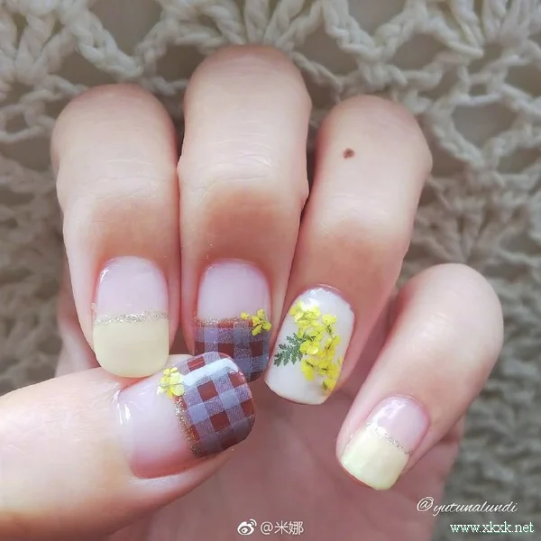 一组甜美风格的格纹美甲图案