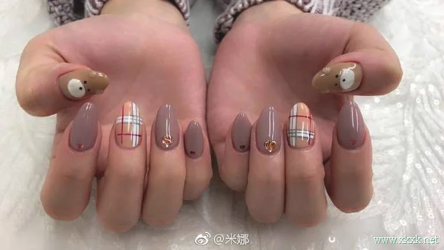 一组甜美风格的格纹美甲图案
