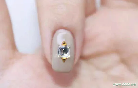 适合成熟女孩的格子美甲详细教程