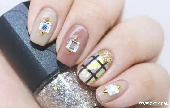 适合成熟女孩的格子美甲详细教程