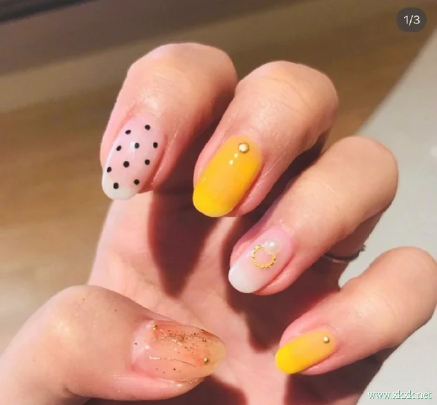 可爱的芒果色美甲图案