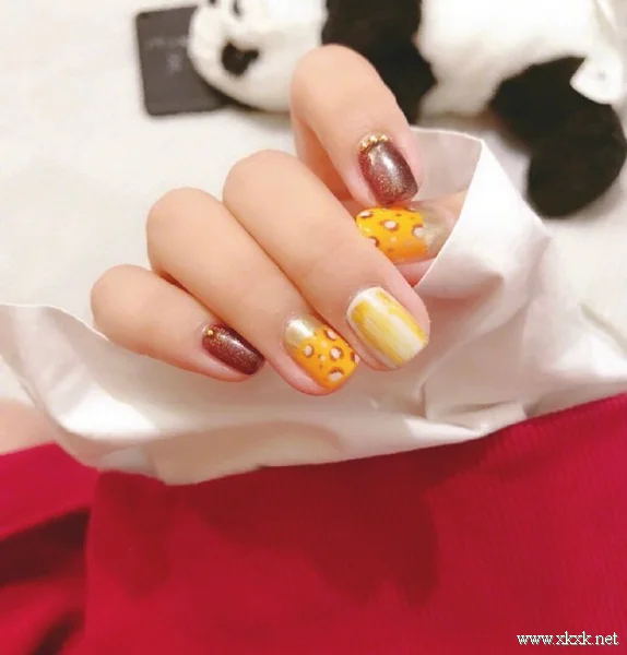 可爱的芒果色美甲图案