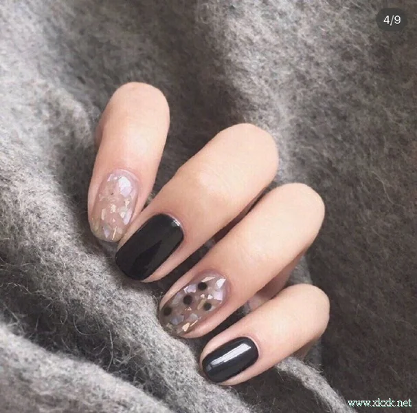 酷女孩最爱的暗黑色系美甲图片