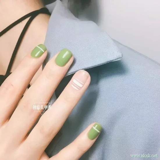 适合秋季的纯色美甲，简单也很美