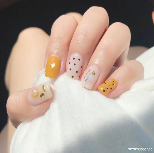 可爱的芒果色美甲图案