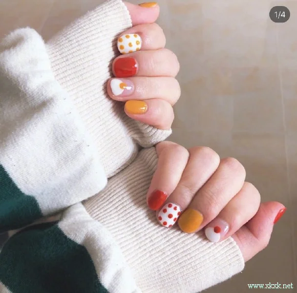 可爱的芒果色美甲图案