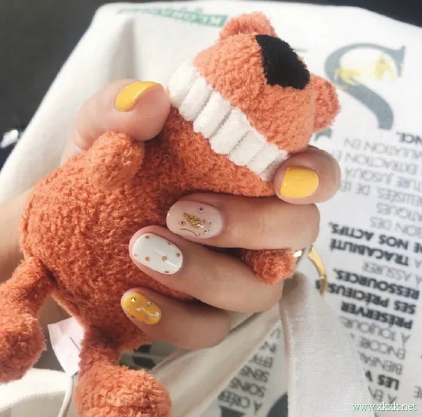 可爱的芒果色美甲图案