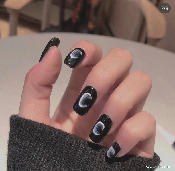酷女孩最爱的暗黑色系美甲图片