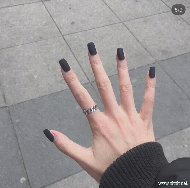酷女孩最爱的暗黑色系美甲图片