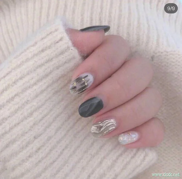 酷女孩最爱的暗黑色系美甲图片