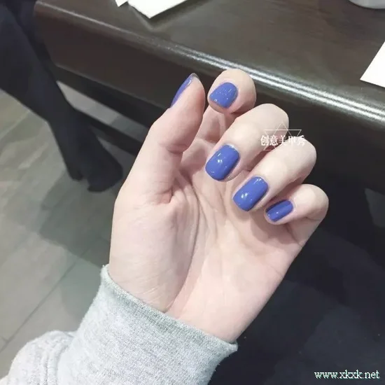适合秋季的纯色美甲，简单也很美