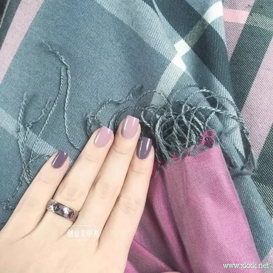 适合秋季的纯色美甲，简单也很美