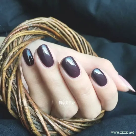适合秋季的纯色美甲，简单也很美