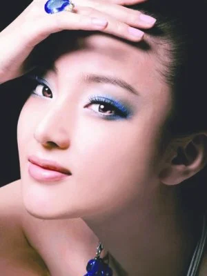 掌握彩妆要点 打造精致五官