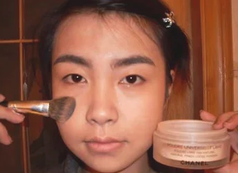 喷血对比! 化妆能让丑女变得奇靓