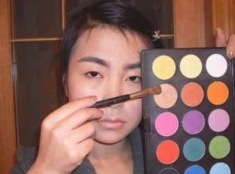 喷血对比! 化妆能让丑女变得奇靓