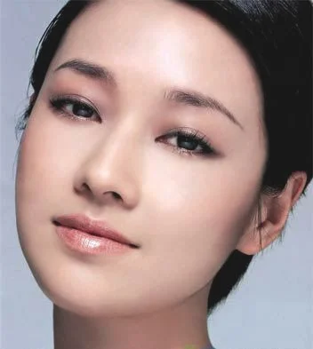 防晒提示 下班前补擦一次防晒很重要