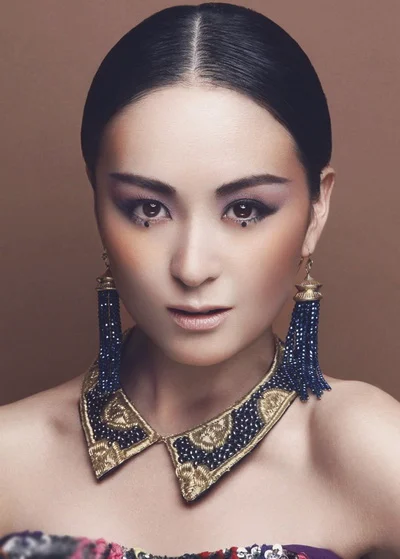 泪痣妆风潮再起 戴娇倩冷艳诱惑