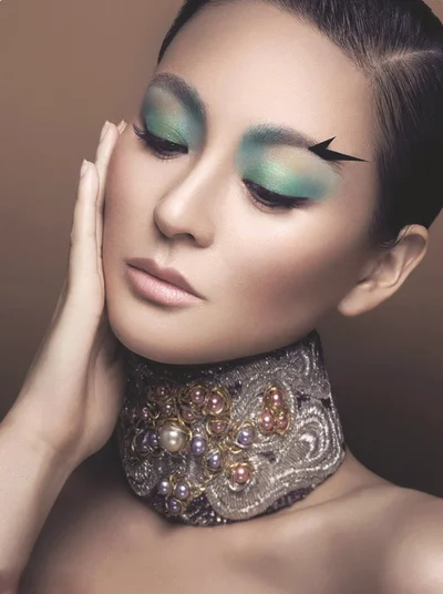 泪痣妆风潮再起 戴娇倩冷艳诱惑