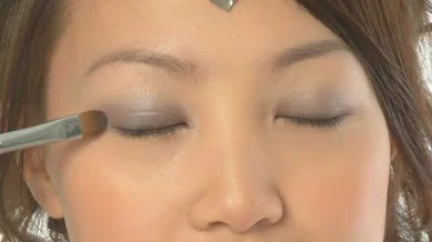 通勤眼妆画法 快速提亮你的眼神更迷人